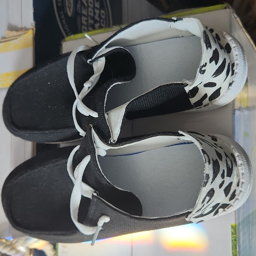 Size 8 canvas shoes